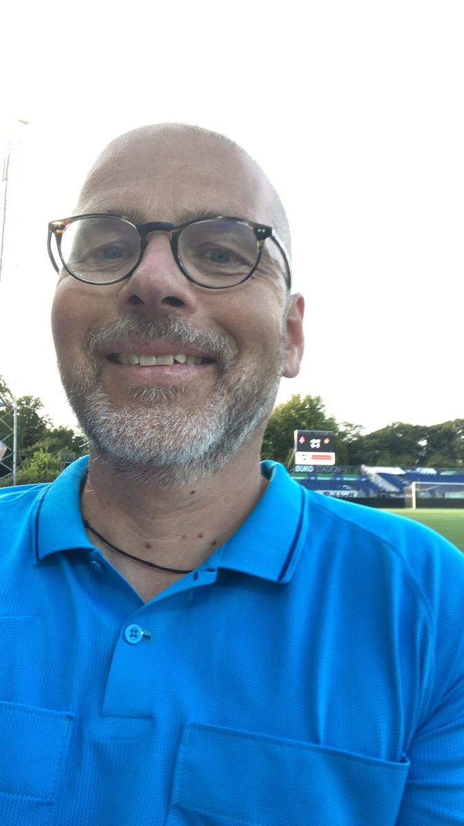 de__noot's tweet photo. 47 jaar na mijn debuut op #Schoonenberg was vandaag een mooie dag ; assistent-scheidsrechter โtegenโ en bij @telstar1963nv . Nu afwachten of er nog een contract in zitโฆ Als echte fan had ik alleen van het #shirtjeruilen meer verwachtโฆ. https://t.co/DaySwTERc2