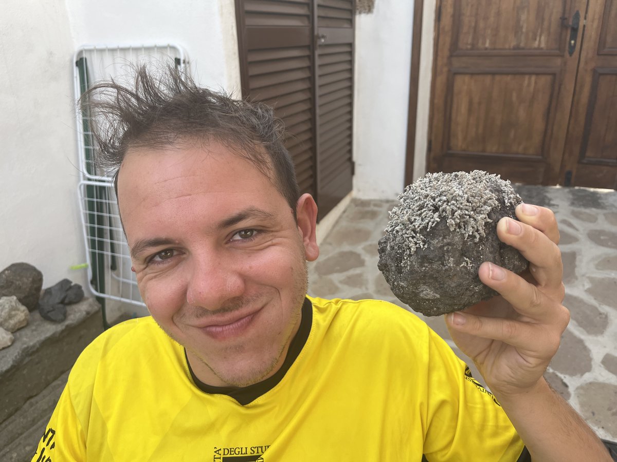 Rocks with hair? The wind on #Tenerife brings moisture to allow lichen to grow on windward facing basalts. 'Stereocaulon vesuvianum' was discovered at Mount Vesuvius, giving its name. To me this lichen grows just like <a href="/pingifede32/">pingitore_federico</a> hair. What do you think? 

<a href="/GeoTenerife/">GeoTenerife</a> 
#Geology