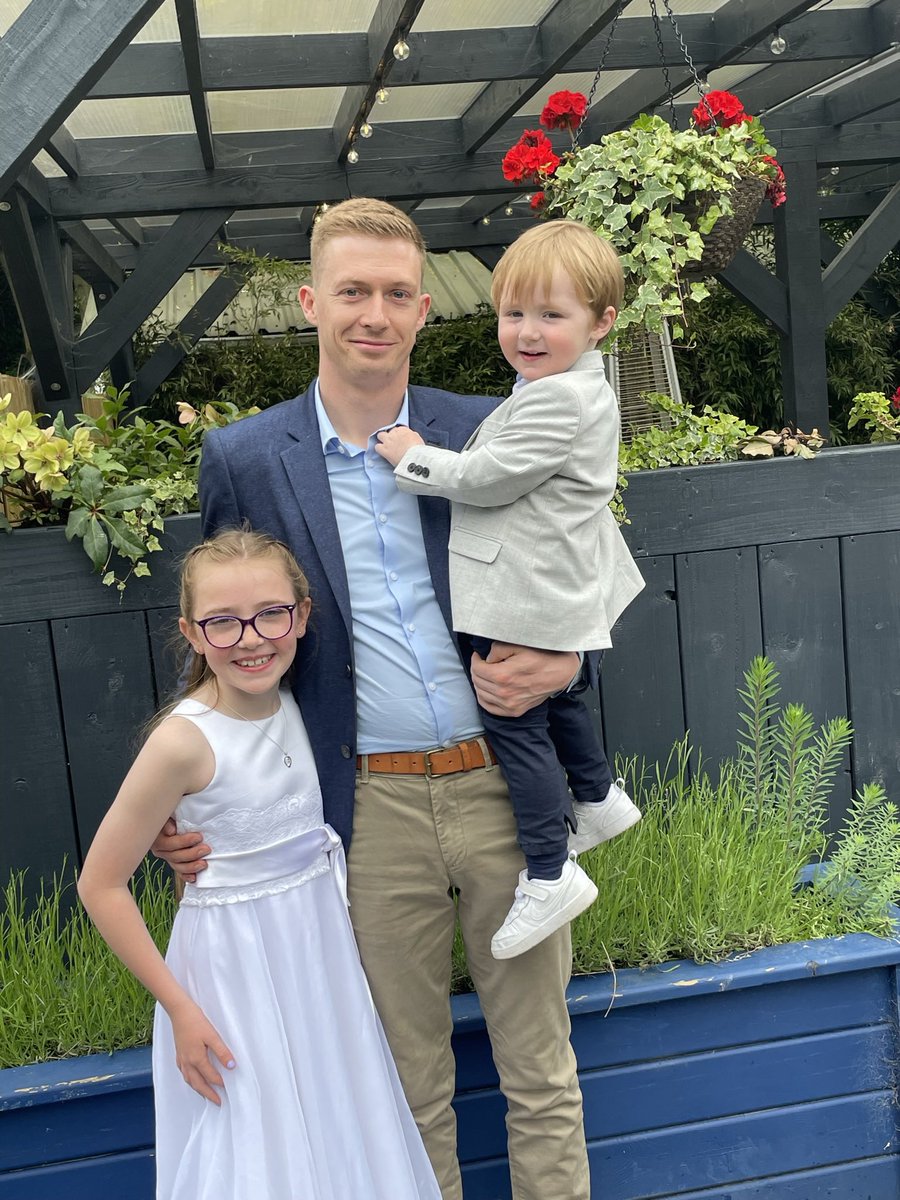 RoEllis4's tweet photo. Best of luck to my godfather &amp; Rose Escort Darragh Callaghan &amp; the Kerry rose in this years Rose of Tralee from Cian Kelly &amp; his sister Ella  @rte @RTEOne @RoseofTralee_ #RoseOfTralee #roseoftralee https://t.co/Tgv3QRwR8q