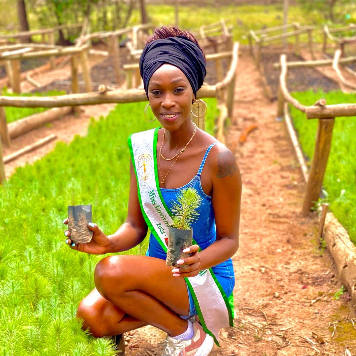 MrInfluencerUg1's tweet photo. JUST IN.. the miss Environment Africa 2022  @IAMJUDITHHEARD reports that Someone's sitting in the shade today because someone planted a tree a long time ago 👏🏾

And she urges yall to Plant a tree today around yall atleaat 🌱 #pamperatree https://t.co/zpsA9TUgRx