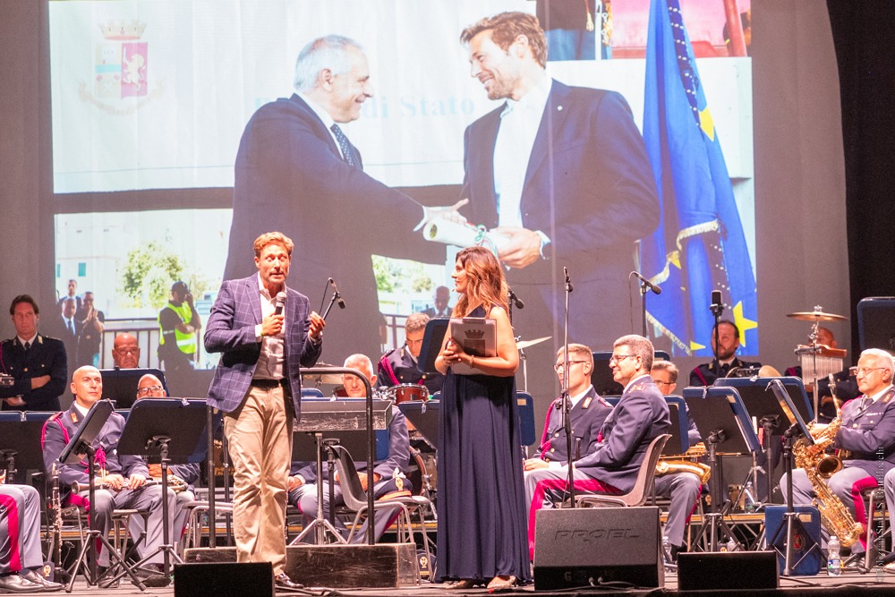 poliziadistato's tweet photo. Concerto "𝙎𝙤𝙩𝙩𝙤 𝙞𝙡 𝘾𝙞𝙚𝙡𝙤 𝙙𝙚𝙡 𝘾𝙖𝙨𝙩𝙚𝙡𝙡𝙤 𝙙𝙞 𝙎𝙖𝙣𝙩𝙖 𝙎𝙚𝙫𝙚𝙧𝙖" alla presenza del #vicecapopolizia vicario Maria Luisa Pellizzari. Ospiti #poliziottiadhonorem don Coluccia e @massimilianotv e #Fiammeoro nuoto sincronizzato Minisini e Ruggiero https://t.co/1gH5W8j1qX