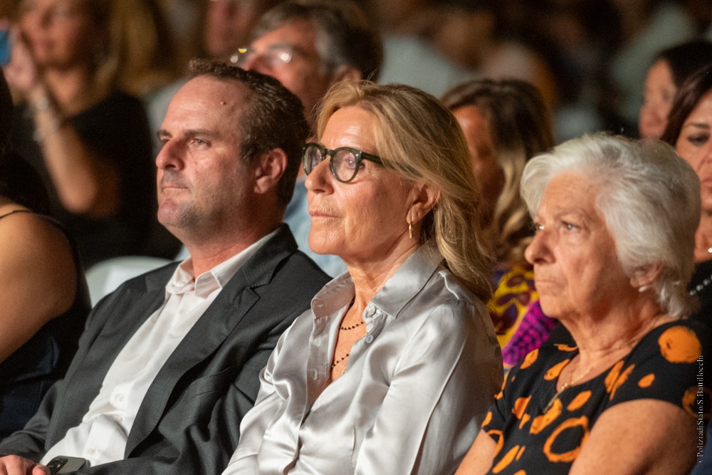 poliziadistato's tweet photo. Concerto "𝙎𝙤𝙩𝙩𝙤 𝙞𝙡 𝘾𝙞𝙚𝙡𝙤 𝙙𝙚𝙡 𝘾𝙖𝙨𝙩𝙚𝙡𝙡𝙤 𝙙𝙞 𝙎𝙖𝙣𝙩𝙖 𝙎𝙚𝙫𝙚𝙧𝙖" alla presenza del #vicecapopolizia vicario Maria Luisa Pellizzari. Ospiti #poliziottiadhonorem don Coluccia e @massimilianotv e #Fiammeoro nuoto sincronizzato Minisini e Ruggiero https://t.co/1gH5W8j1qX