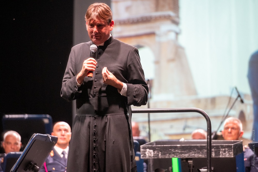 Concerto "𝙎𝙤𝙩𝙩𝙤 𝙞𝙡 𝘾𝙞𝙚𝙡𝙤 𝙙𝙚𝙡 𝘾𝙖𝙨𝙩𝙚𝙡𝙡𝙤 𝙙𝙞 𝙎𝙖𝙣𝙩𝙖 𝙎𝙚𝙫𝙚𝙧𝙖" alla presenza del #vicecapopolizia vicario Maria Luisa Pellizzari. Ospiti #poliziottiadhonorem don Coluccia e <a href="/massimilianotv/">Massimiliano Ossini</a> e #Fiammeoro nuoto sincronizzato Minisini e Ruggiero