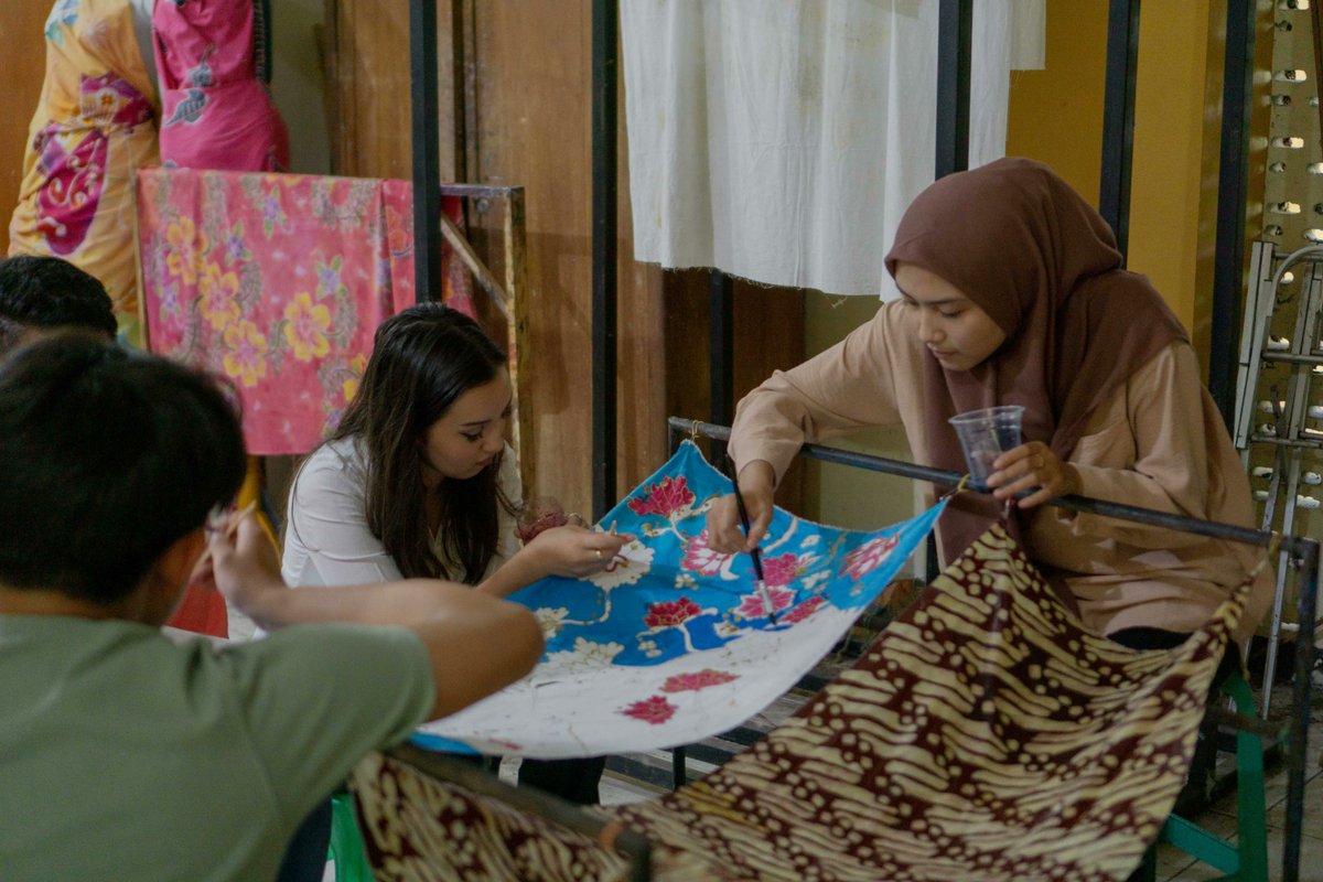 CLSscholarship's tweet photo. #CLSIndonesian students participate in Batik class. Batik is an art technique that originated in Java, Indonesia and involves applying wax over cloth and then applying dye. The result is a one-of-a kind intricately patterned textile! How lovely! #CLS22 https://t.co/tgdBcvJxXE