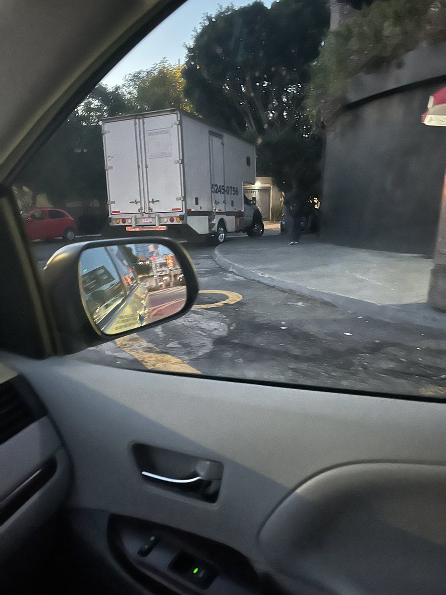 yolispgm's tweet photo. @AlcCuajimalpa favor de quitar la base de compañía de mudanzas que se apropia de parte de la calle esquina Bosque de Cacaos y Bosque de Reforma. Dejan un solo carril provocando tráfico y accidentes https://t.co/DzbQ4hCWn1