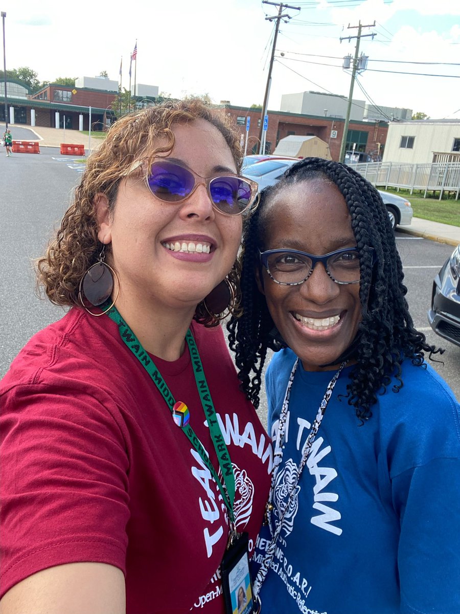 Happy 2nd Day of school smiles <a href="/TwainMS/">Twain Middle School</a> #WorkBuddies <a href="/MsJRoman/">Mrs. Roman</a> #LiteracyTeam