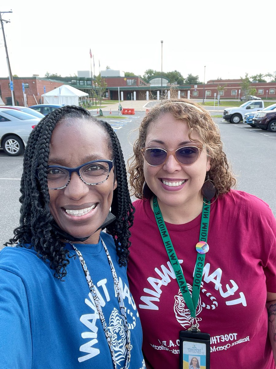 tbmoore5's tweet photo. Happy 2nd Day of school smiles @TwainMS #WorkBuddies @MsJRoman #LiteracyTeam https://t.co/b7Azyg0bQh
