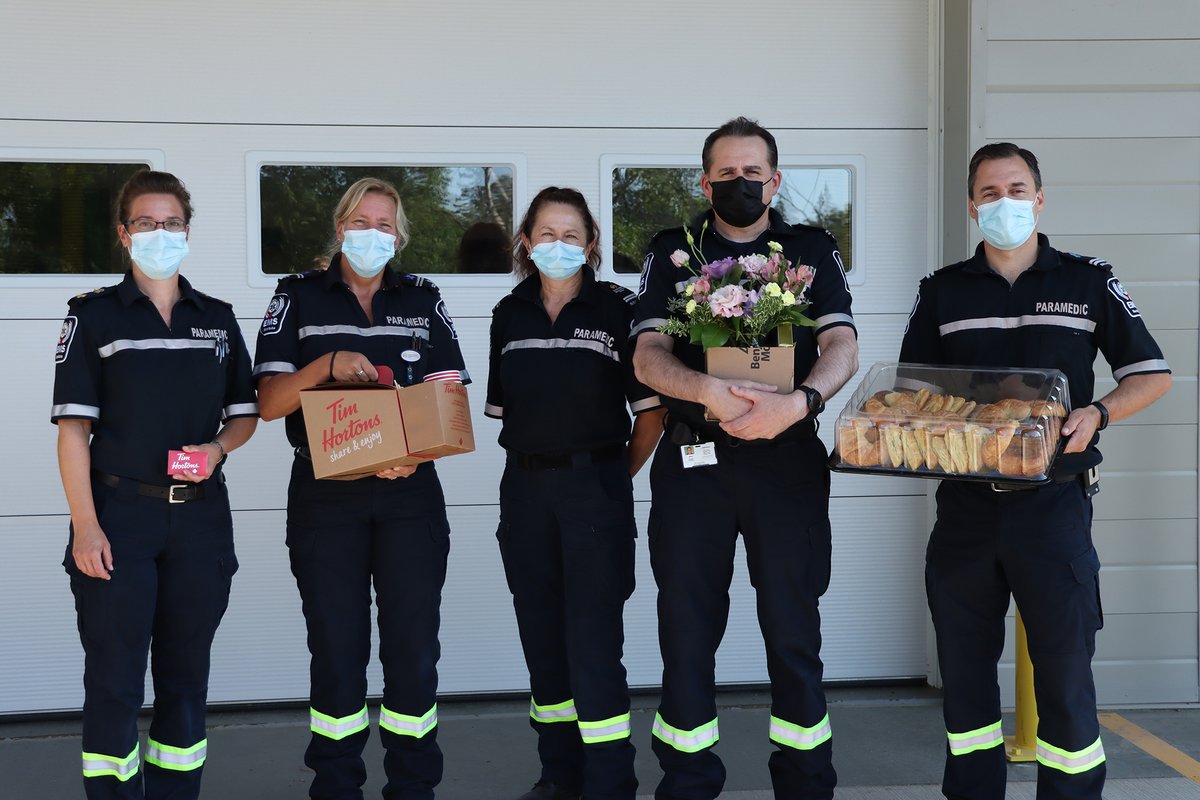SouthportMB's tweet photo. In coordination with #TenantFeatureOfTheMonth, Southport staff dropped off coffee, treats, and flowers to the staff at Southern Health-Santé Sud – EMS.
Southport thanks Southern Health-Santé Sud – EMS for their critical care support for the region.
#Southport #TenantFeature https://t.co/llkoMpgUbJ