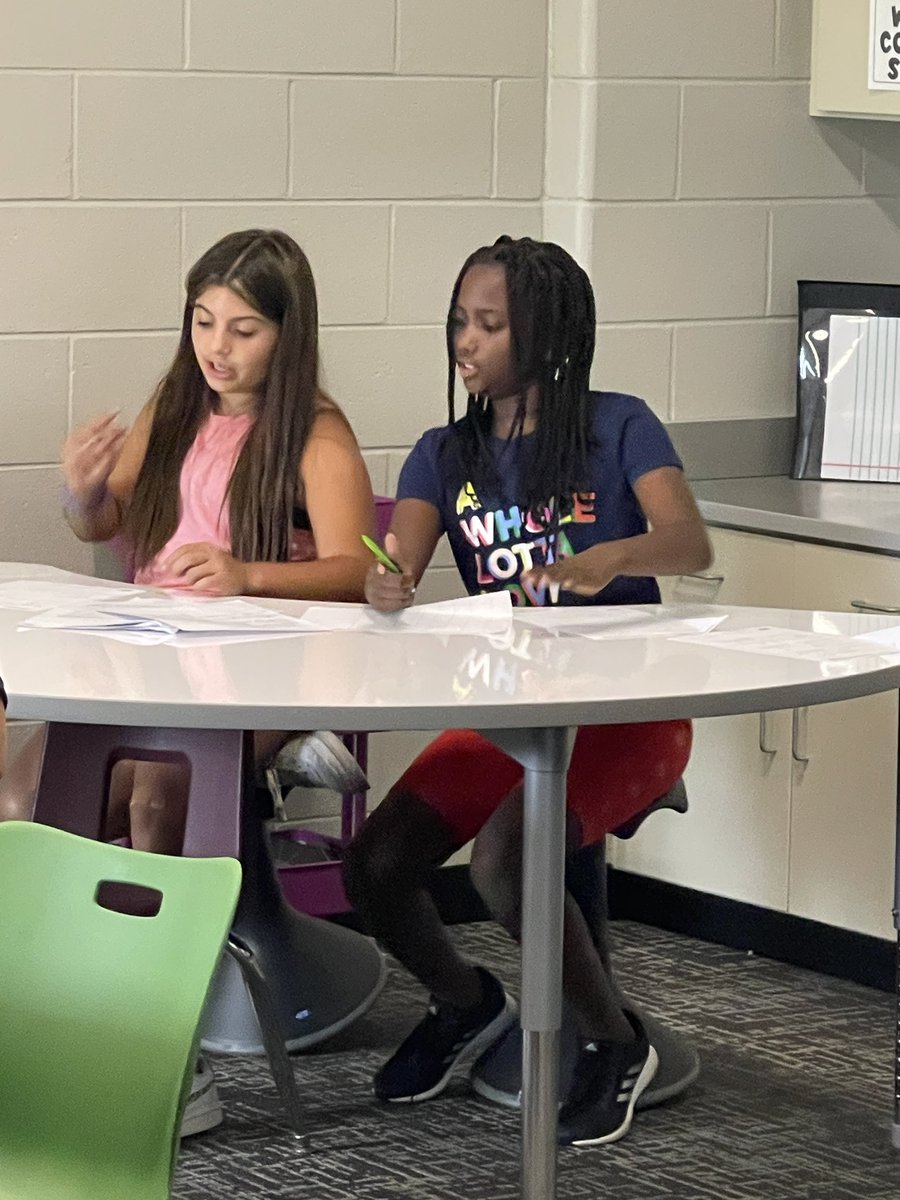 MrsHalesClass's tweet photo. A little collaboration finding Figurative Language is a great way to end the afternoon! #HaleHerd #WeAreChelsea https://t.co/rUUwFGk6Es