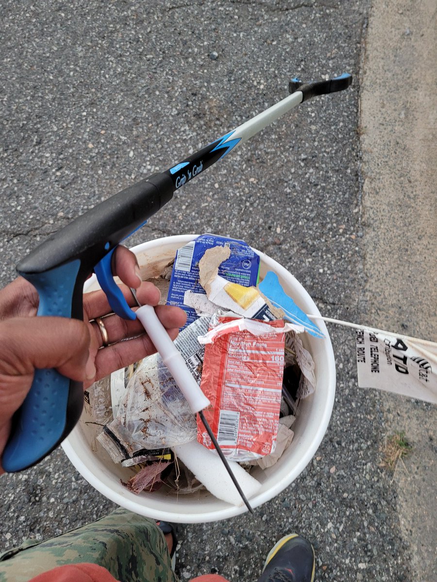 DMEimagery's tweet photo. Yesterday, I realized that I had joined the old timer club picking up trash in my hood. But after working in Parks and Rec keeping the parks clean and whatnot I can't help but pick it up. Plus, these kids need to see that it's important to keep your hood clean. https://t.co/AAeluqVand