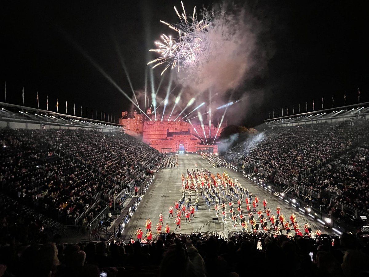 Blackbird closes the <a href="/EdinburghTattoo/">Edinburgh Tattoo</a> last night at <a href="/edinburghcastle/">Edinburgh Castle</a> 
Spectacular! <a href="/RealWorldRec/">Real World Records</a> <a href="/itspetergabriel/">Peter Gabriel</a> <a href="/SamHeughan/">Sam Heughan</a>