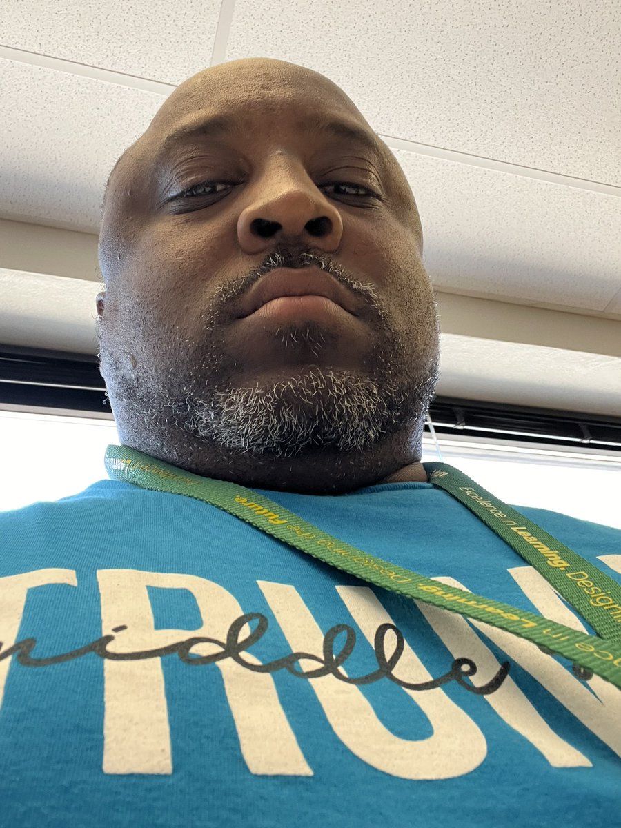 derryanderrough's tweet photo. Itโs good to see a friendly face in the hallways for the 1st day of school! #FirstDayFlyers #FLIGHT #DGT https://t.co/PI8ndrUA4t