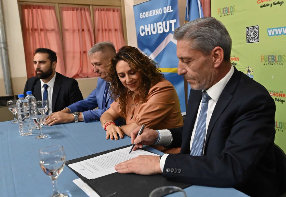 En un día muy emocionante para 📍#Camarones, firmamos el inicio de la obra del Interconectado Eléctrico Provincial.