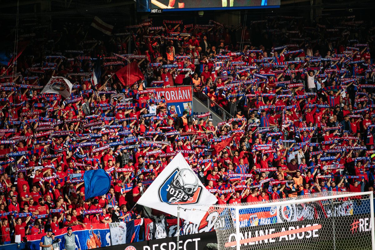 fcviktorkaplzen's tweet photo. 🎶 ČERVENÁ - MODRÁ 🎶

S touhle červenou masou za zády máme na to skóre otočit! ❤️💙

#PLZQAR https://t.co/VxeAZXaP5f