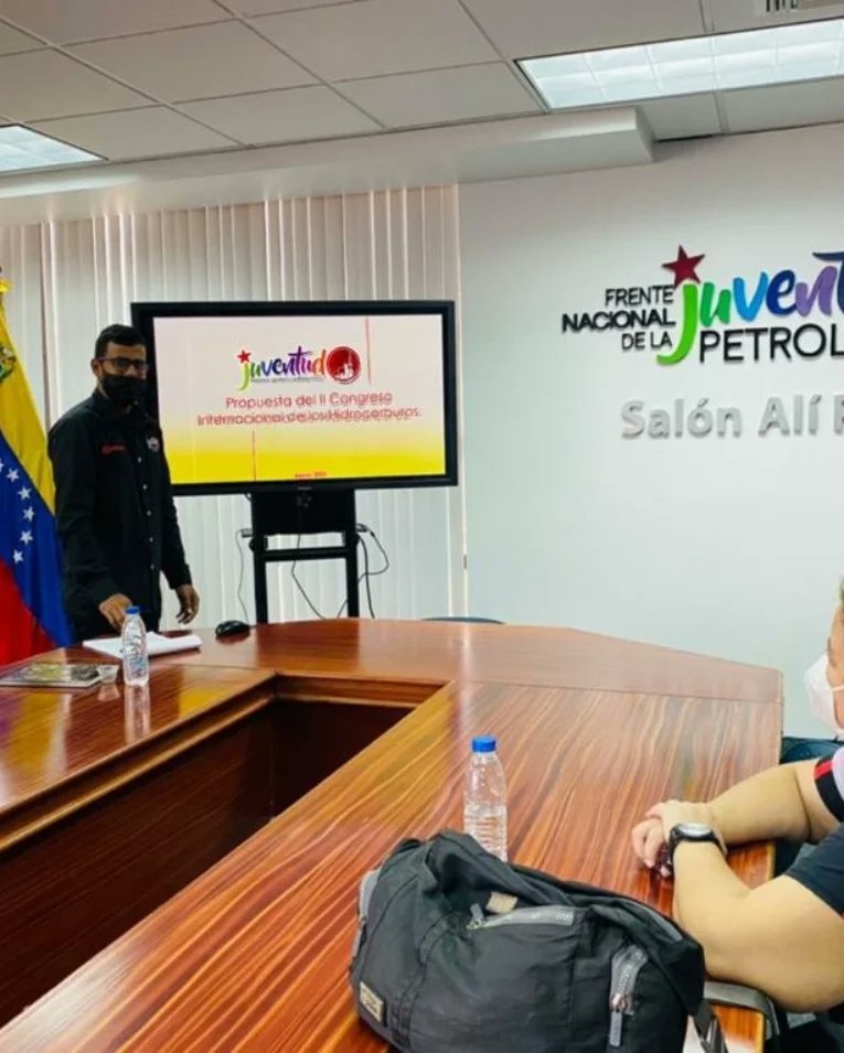 Sostuvimos encuentro con Mirla Fonseca, Rectora de la Universidad Venezolana de los Hidrocarburos, con el objetivo de planificar y evaluar todos los detalles necesarios para la ejecución del II Congreso Internacional de los Hidrocarburos.

#VenezuelaSeRespeta