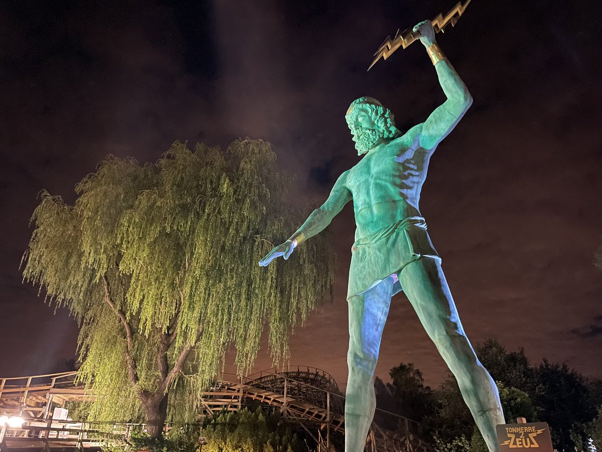 DimensionParcs's tweet image. 🇫🇷 @ParcAsterix : profitez de la fermeture à 22h lors de l’Été Gaulois (jusqu’au 28/08) pour (re)découvrir la superbe ambiance nocturne du parc ! 🌙✨