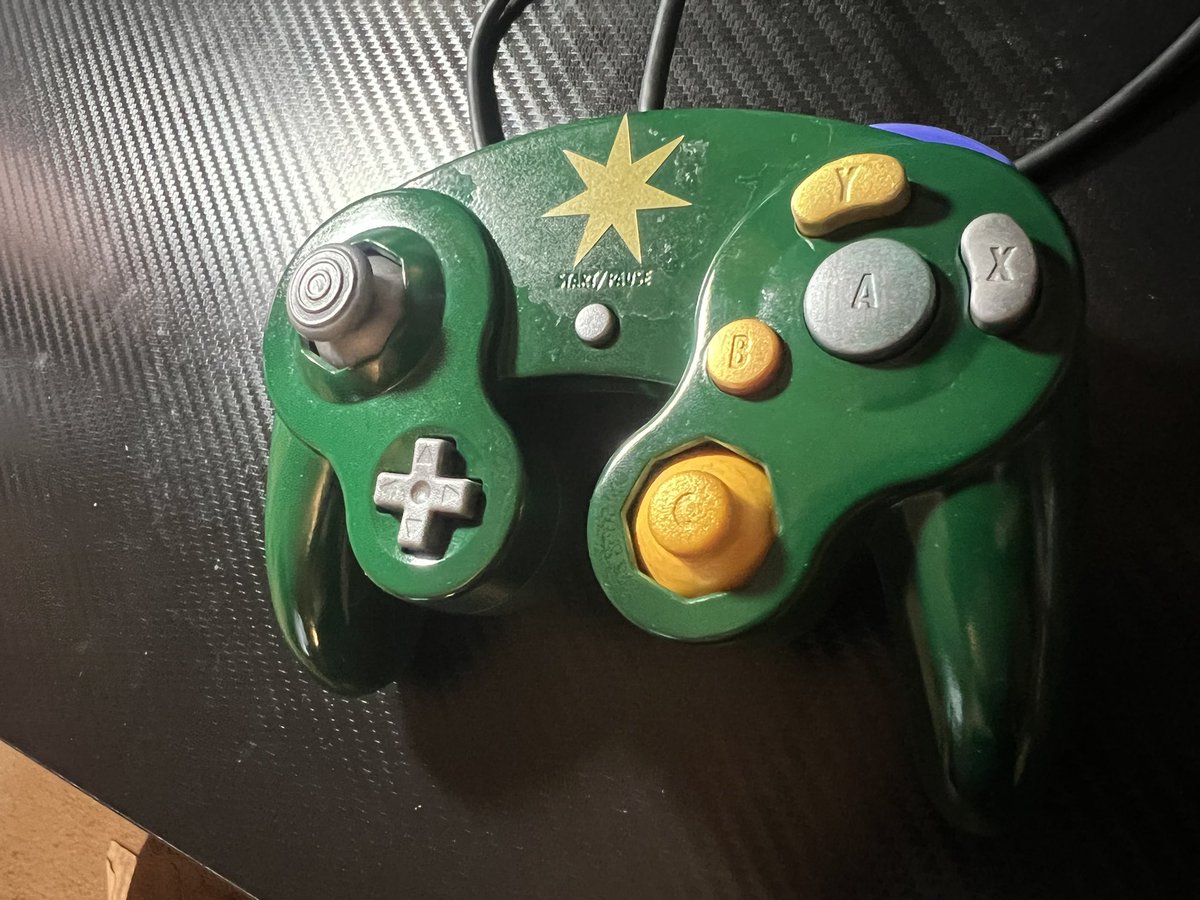 MeganKWilliams2's tweet image. New GameCube custom painting. A little rough but it came out okay #gamecubecontroller #controllercustomization