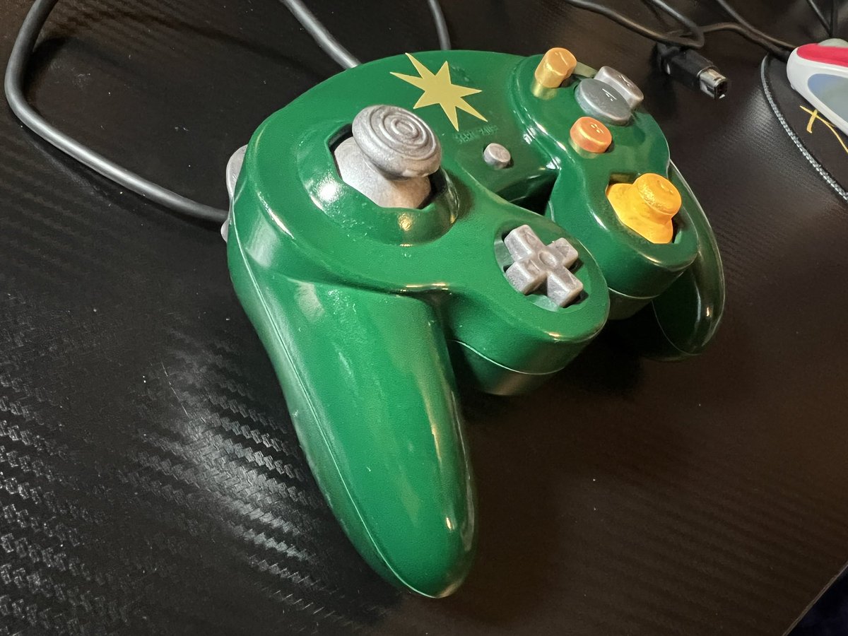 MeganKWilliams2's tweet image. New GameCube custom painting. A little rough but it came out okay #gamecubecontroller #controllercustomization