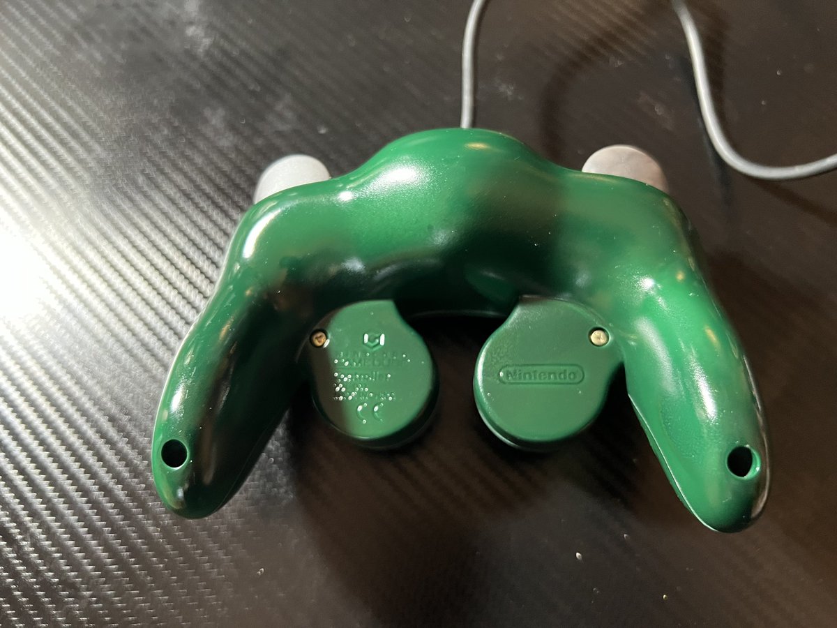 MeganKWilliams2's tweet image. New GameCube custom painting. A little rough but it came out okay #gamecubecontroller #controllercustomization