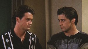 friendsadiciton's tweet photo. no thoughts just chandler and joey from season 1 https://t.co/7ztv4vEFli