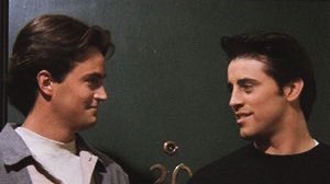 friendsadiciton's tweet photo. no thoughts just chandler and joey from season 1 https://t.co/7ztv4vEFli