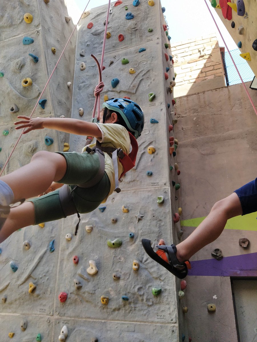 samesants's tweet photo. Tornem al setembre amb #escoladenens 🧗♂️🧗🧗♀️
Pels dimarts o dijous als grups de les 16,15 hores encara hi ha alguna plaça lliure
#escaladainfantil #rocodrominfantil #rocodrompernens #rocodrom #uecsants #escalada #rocodrombarcelona https://t.co/hSJdWmQrll