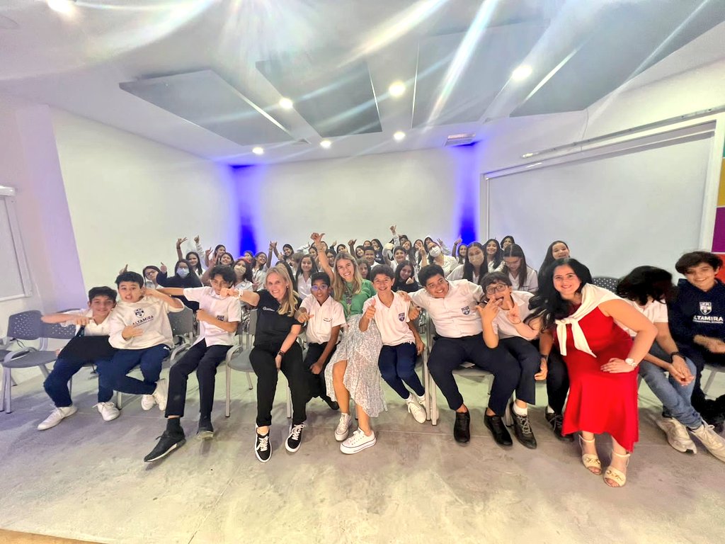 PatryVargas07's tweet photo. Hablar con los jóvenes siempre es muy enriquecedor, gracias al colegio @Altamiraedu por esta invitación y promover espacios de aprendizaje para los adolescentes, mi corazón está feliz de poder compartir mi vocacion, conocimiento y experiencia con ellos🤍✨️ https://t.co/dyJSaNhLvh