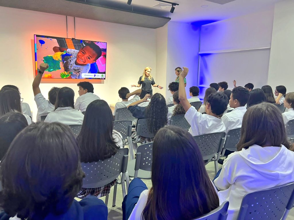 PatryVargas07's tweet photo. Hablar con los jóvenes siempre es muy enriquecedor, gracias al colegio @Altamiraedu por esta invitación y promover espacios de aprendizaje para los adolescentes, mi corazón está feliz de poder compartir mi vocacion, conocimiento y experiencia con ellos🤍✨️ https://t.co/dyJSaNhLvh