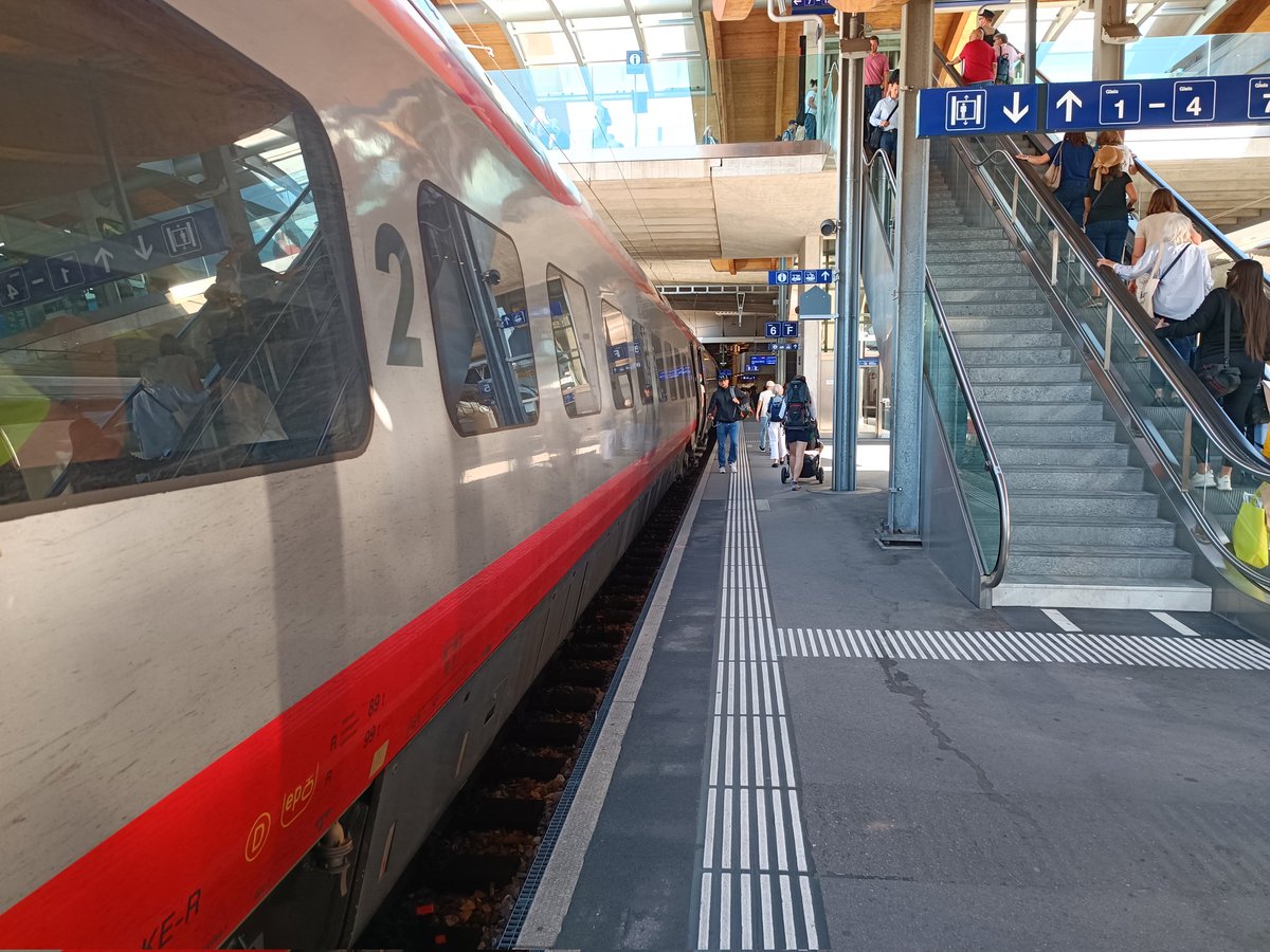 amrollbia's tweet photo. Was heute noch so geschah:
Mailand 🇮🇹 - Bern 🇨🇭
Dort Pinsa/Pizza (hatten wir die letzten Tage so selten ^^)
Und bisschen rumfahren und Straßenbahn
#Intertalien https://t.co/cW0TXdIZlS