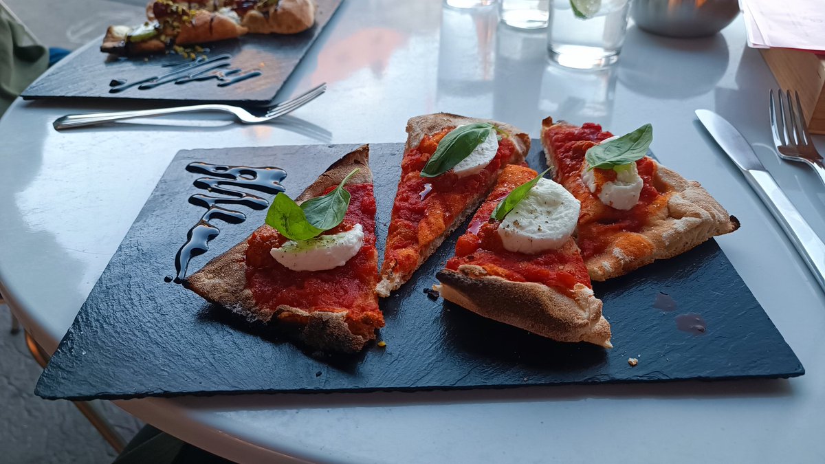 amrollbia's tweet photo. Was heute noch so geschah:
Mailand 🇮🇹 - Bern 🇨🇭
Dort Pinsa/Pizza (hatten wir die letzten Tage so selten ^^)
Und bisschen rumfahren und Straßenbahn
#Intertalien https://t.co/cW0TXdIZlS