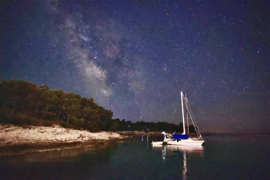 phroddo's tweet photo. Anchored under the stars 

Summer #throwback

#milkyway #stars #canonphotography #sailing #sailboat https://t.co/kcGj1WtACU https://t.co/0hcmuRFR5X