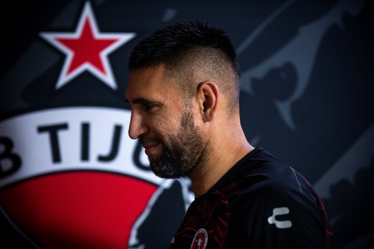 cadena_deportes's tweet photo. #Xolos

Xolos desea clasificar dentro de los primeros cuatro de la tabla general.

Recientemente el capitán y guardián cumplió 500 partidos y 17 años de trayectoria en la Liga MX.

Conoce más ➡ https://t.co/S0fLrDD7Bd https://t.co/dOxV8cDa6m