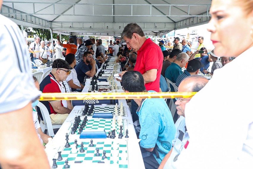 braulioEMarquez's tweet photo. ¡Envigado es potencia de ajedrez en Antioquia!

Damos inicio a la 2da versión del torneo municipal de #AjedrezAlParque. Más de 140 ajedrecistas entre niños, jóvenes y adultos, se concentran hoy en el parque hasta las 5:00 de la tarde en ganarle a su oponente. https://t.co/MGzCSmXpGZ