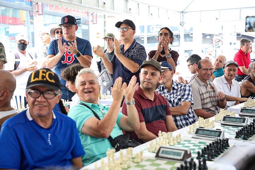 braulioEMarquez's tweet photo. ¡Envigado es potencia de ajedrez en Antioquia!

Damos inicio a la 2da versión del torneo municipal de #AjedrezAlParque. Más de 140 ajedrecistas entre niños, jóvenes y adultos, se concentran hoy en el parque hasta las 5:00 de la tarde en ganarle a su oponente. https://t.co/MGzCSmXpGZ