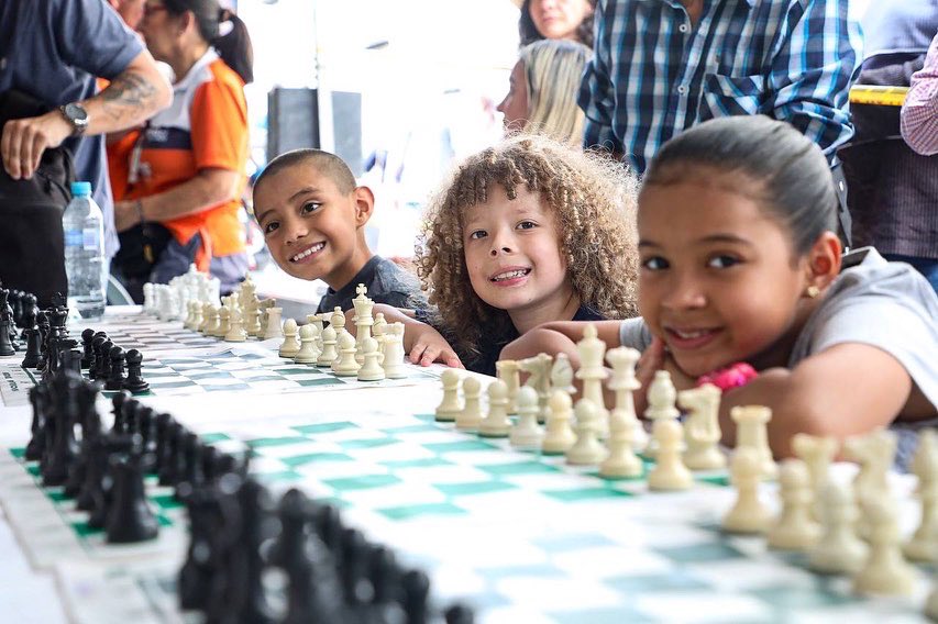 braulioEMarquez's tweet photo. ¡Envigado es potencia de ajedrez en Antioquia!

Damos inicio a la 2da versión del torneo municipal de #AjedrezAlParque. Más de 140 ajedrecistas entre niños, jóvenes y adultos, se concentran hoy en el parque hasta las 5:00 de la tarde en ganarle a su oponente. https://t.co/MGzCSmXpGZ