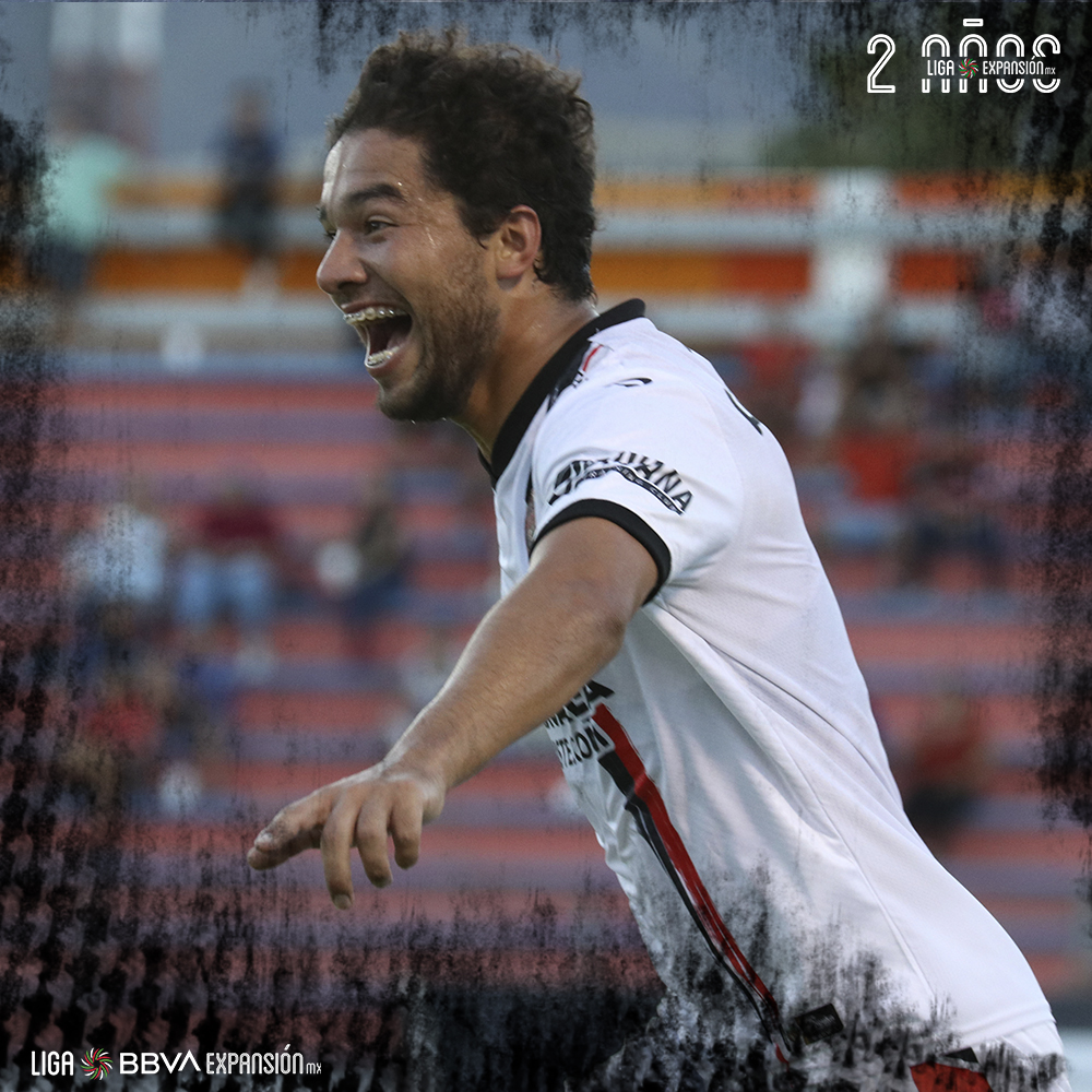 LigaMXExpansion's tweet photo. ¡Olímpico!

@Emmanuelgiovani nos acaba de regalar uno de los mejores goles del #Apertura2022, simplemente hermoso por donde lo veas. 

Este es su cuarto gol con @Coyotes_Oficial, el segundo en esta campaña.

#CreandoOportunidades #PorLaEducación https://t.co/gIoAB3Mvzg