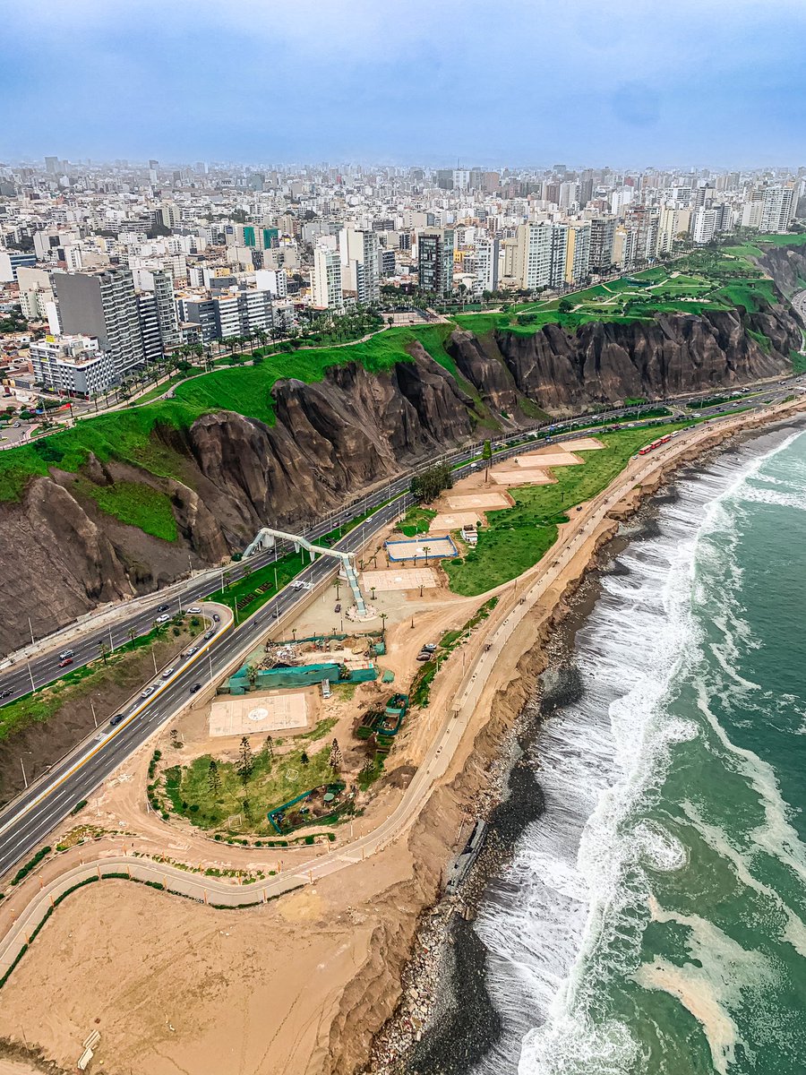 superpruso's tweet photo. Non è la più bella capitale del Sud America ma la più buona: a Lima si mangia da Dio. E vista dal cielo vi assicuro che non è niente male! #lima #peru #lonelyplanetitalia https://t.co/zW5iQLty1V