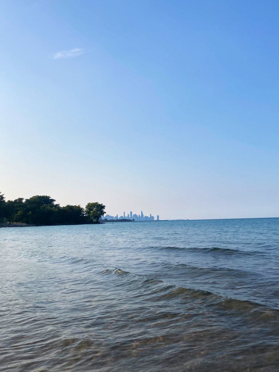 emilydcrews's tweet photo. Left my office at 5pm. Made it here by 5:20. Thank you, Chicago. #chisummer https://t.co/TXvqtMHUqR