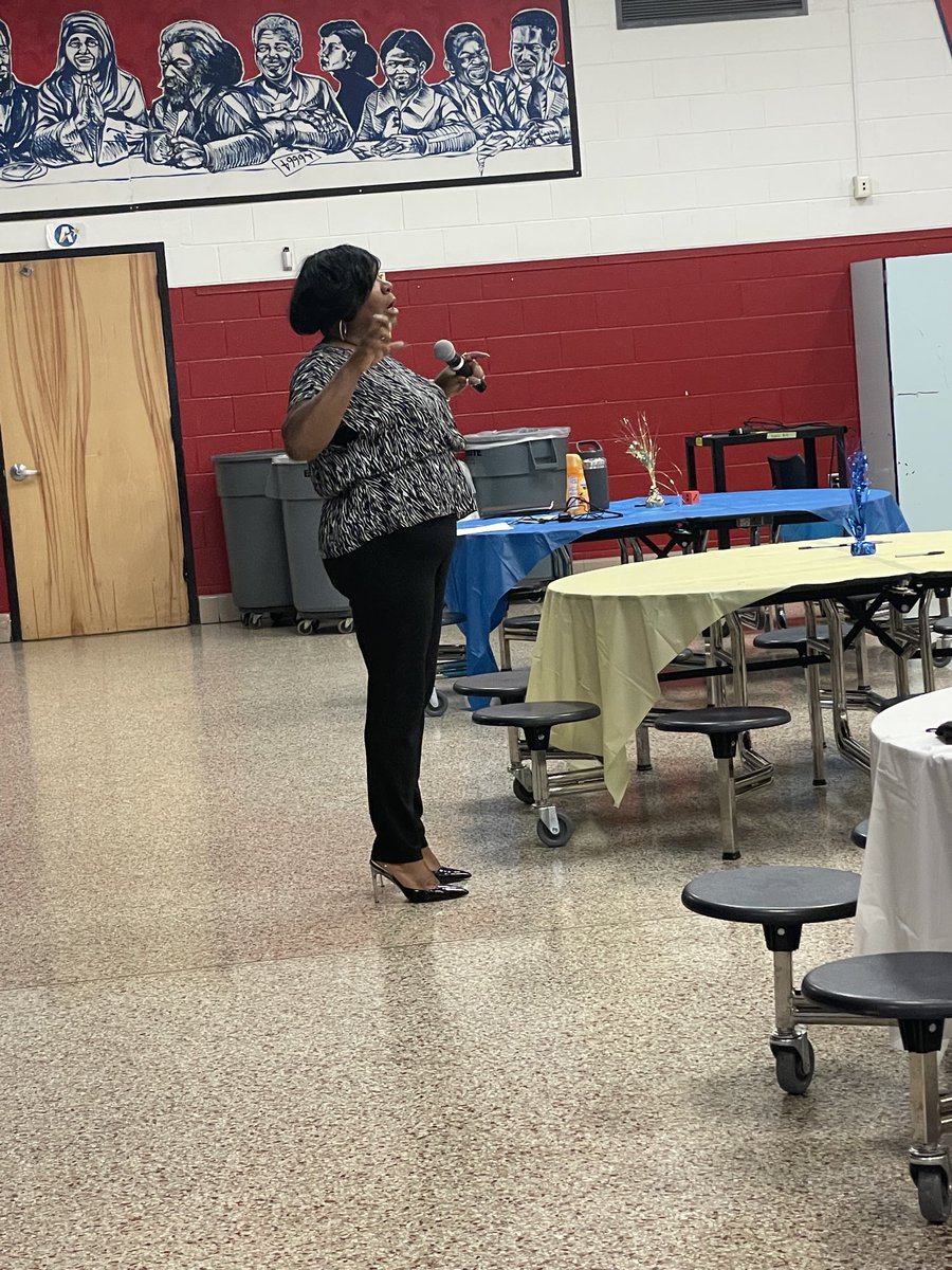 sm_washington08's tweet photo. You know when โฆ@mcqueen722โฉ is in the building itโs ๐ฅ๐ฅ๐ฅ๐ฅ๐ฅโฆ. Unity PD for the entire staff this morning and it was all of that and then some! #Unity #Queenisms https://t.co/oJVV0YC3Ad