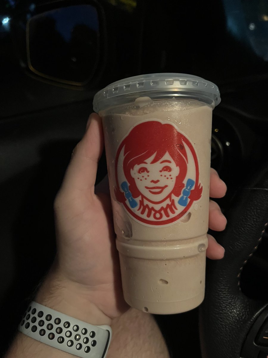 daniel_stansell's tweet photo. So this is a Large now? I can’t even imagine how tiny the small is, Kinda ridiculous @Wendys https://t.co/syN4J0g0fH
