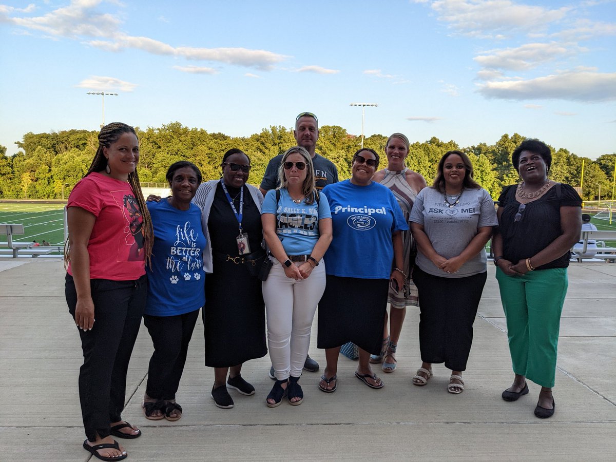 IBCGESPrincipal's tweet photo. @RCMSHAWKS were at the @SenecaValleyHS Food Truck Palooza 💛💚 this evening meeting some great families and hanging out with some awesome cluster administrators! 
@BrandiKOverton @brandiceheckert @RCMSPrincipal @LakeSenecaES @SallyKRide @mcauliffees   @DeneiseHammond https://t.co/ezvaVwdGXM