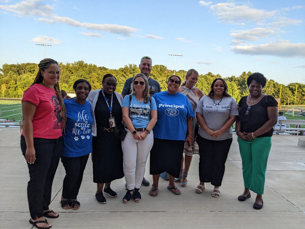 IBCGESPrincipal's tweet photo. @RCMSHAWKS were at the @SenecaValleyHS Food Truck Palooza 💛💚 this evening meeting some great families and hanging out with some awesome cluster administrators! 
@BrandiKOverton @brandiceheckert @RCMSPrincipal @LakeSenecaES @SallyKRide @mcauliffees   @DeneiseHammond https://t.co/ezvaVwdGXM