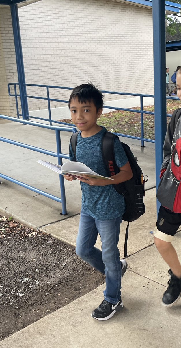 laurenbpish's tweet photo. Caught these students reading around @WeinertES! ❤️📖 @SeguinISD @MatsRead #SeguinReads #MatadorsRead #WeAreSeguin #WatchUsGrow #GrowingReaders https://t.co/ZPVRI4UyVd