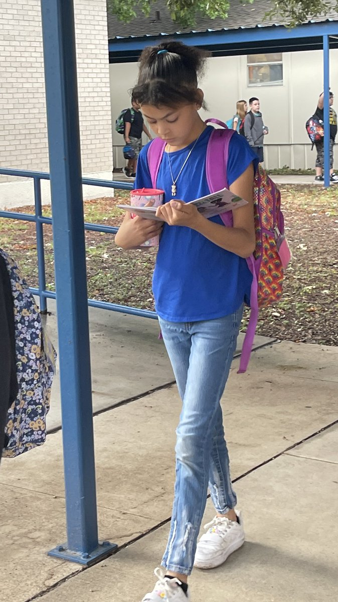 laurenbpish's tweet photo. Caught these students reading around @WeinertES! ❤️📖 @SeguinISD @MatsRead #SeguinReads #MatadorsRead #WeAreSeguin #WatchUsGrow #GrowingReaders https://t.co/ZPVRI4UyVd