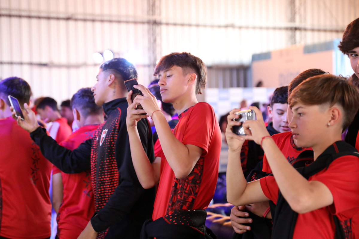 Tango D🔟S ❤️🖤🇦🇷

✈️ Jugadores de <a href="/NewellsJuvenil/">Newell's Juveniles</a>, acompañados por el presidente y la secretaria de la institución, fueron a conocer el <a href="/TangoD10S/">Tango D10S</a> que estuvo de visita por Rosario.

Que lindo es recordarte, 10. ¡Muchas gracias <a href="/MR11ok/">Maxi Rodríguez</a> por la invitación! 👏🏼