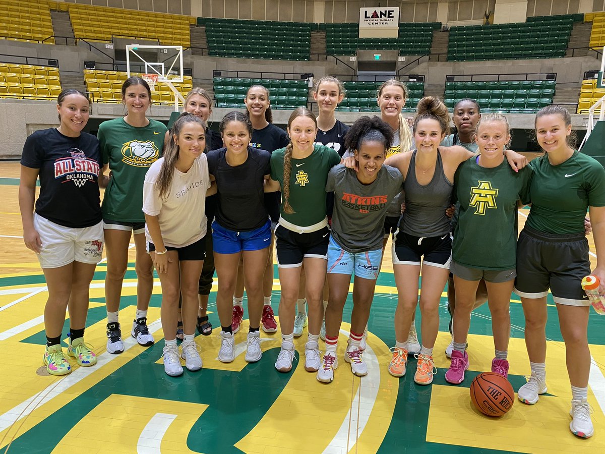 Great day having Roselis Silva, one of the greatest players in Golden Sun history, practice with us today. Starting her 8th season next week as a professional player in Spain.