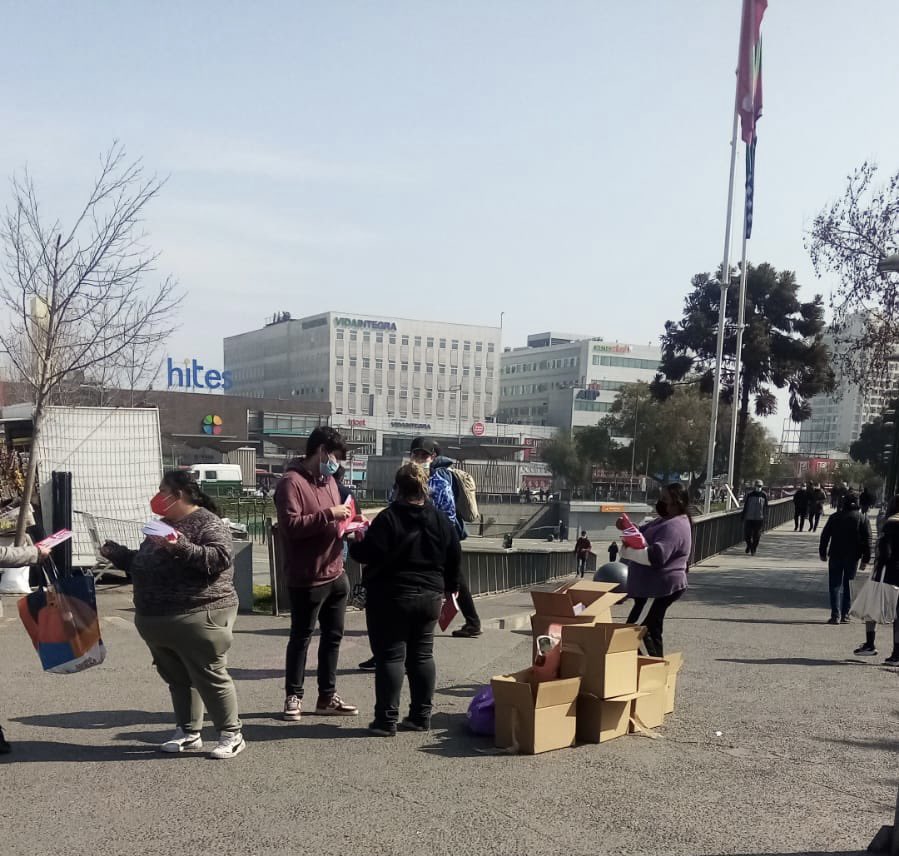 SiyoMercucia's tweet photo. Marcela Cubillos no fue aporte en la Constituyente, se fue a gozar de los derechos sociales a España y en Maipú regalan su libro relacionado a la elección en campaña, ene cajas.. ¿de dónde sale tanta plata? ¿esto no lo controla  @ServelChile ?. Simplemente campaña sucia. https://t.co/91YEQFD8eD
