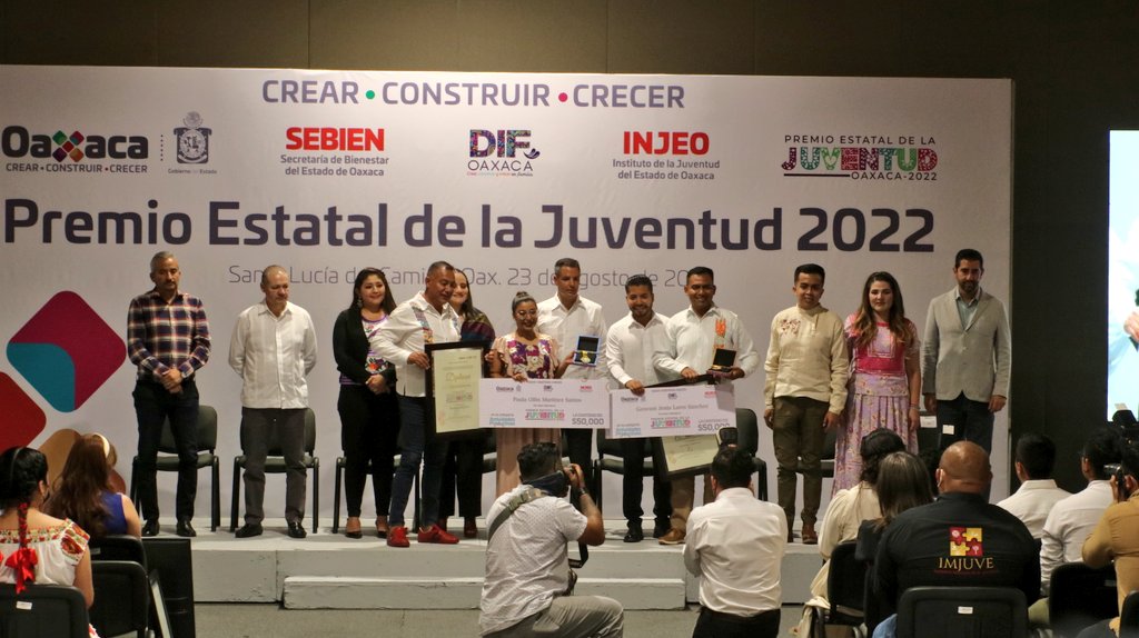utvco's tweet photo. La #ComunidadUTVCO felicita a Geovani Jesús Lares Sánchez, egresado de @Negocios_UTVCO, ganador del "Premio Estatal de la Juventud 2022" en la categoría Actividades Productivas. Celebramos contigo y reconocemos el trabajo realizado en beneficio de la sociedad.
#LiderazgoUTVCO https://t.co/RuYDUBSNVI