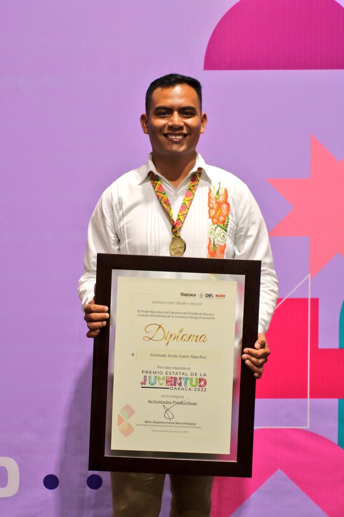 utvco's tweet photo. La #ComunidadUTVCO felicita a Geovani Jesús Lares Sánchez, egresado de @Negocios_UTVCO, ganador del "Premio Estatal de la Juventud 2022" en la categoría Actividades Productivas. Celebramos contigo y reconocemos el trabajo realizado en beneficio de la sociedad.
#LiderazgoUTVCO https://t.co/RuYDUBSNVI