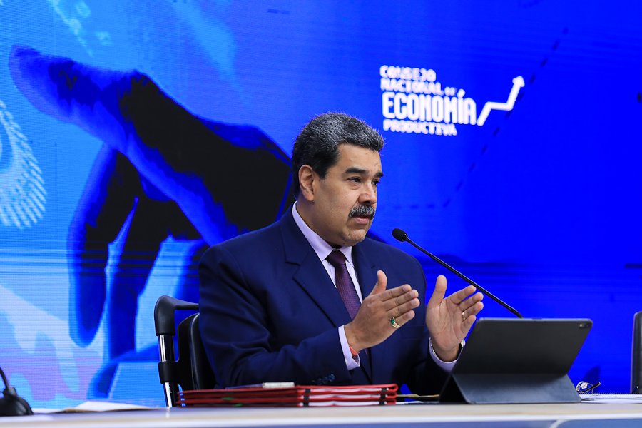 CesarPerezVivas's tweet photo. Tras la destrucción del aparato productivo nacional, el jefe de la barbarie roja pisa el acelerador con una "nueva" política de "crecimiento económico" golpeando a los ciudadanos con más y más impuestos.

¿Quién va a invertir con este saqueo permanente?

#TransformemosAVzla🇻🇪 https://t.co/4g2Ve5U9Uv